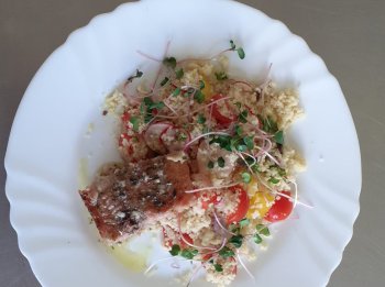 Menu ze 14.5. - sumeček se salátem, kaše a odpolední svačinka